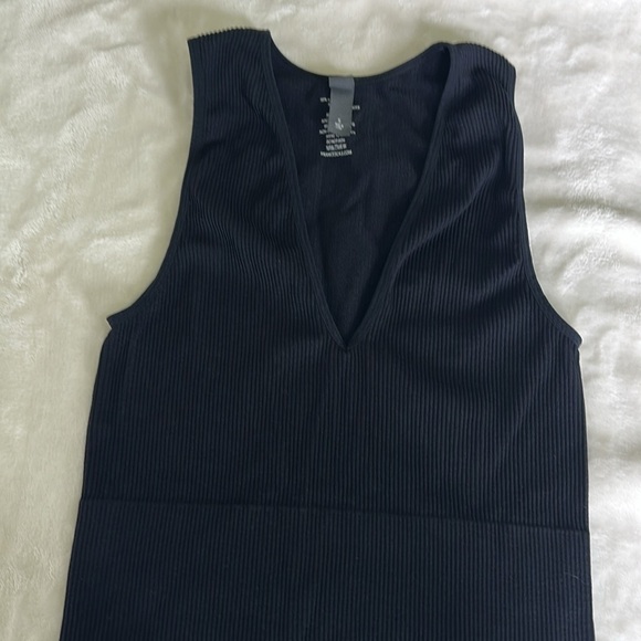 Alya Black Ribbed V-Neck Tank Top - Picture 7 of 7